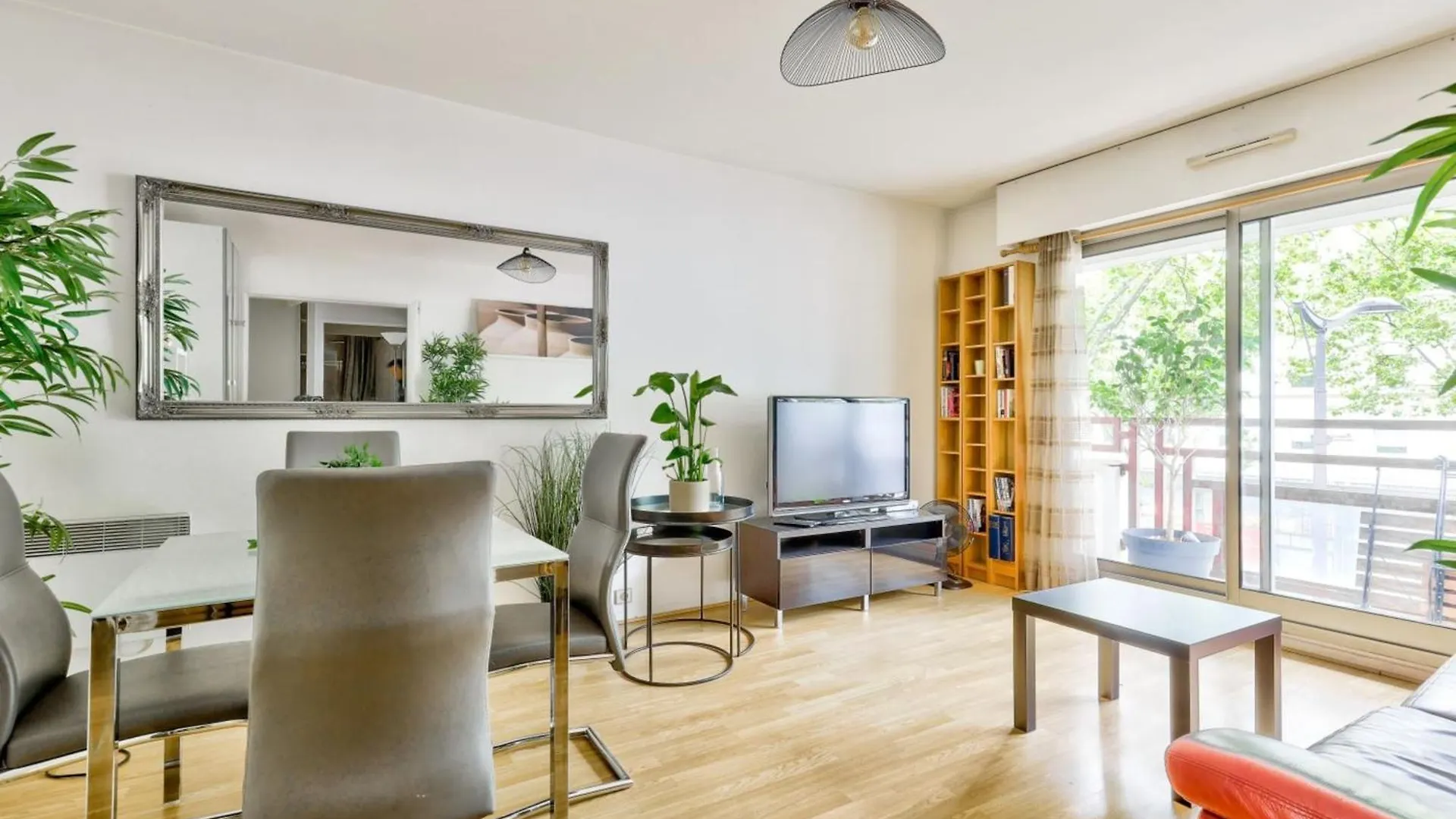 2 Rooms Apartment With Garden Parijs